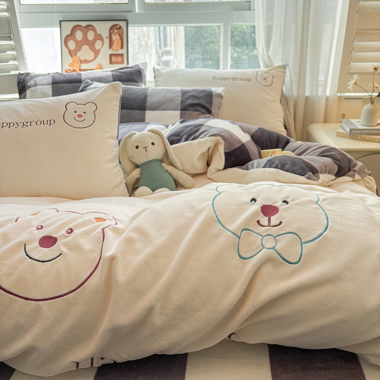 91家纺网 家纺一手货源 找家纺 悦织语 2025秋冬新品200克加厚牛奶绒刺绣无印风格子双拼印绣四件套 格子双拼-笨笨熊白