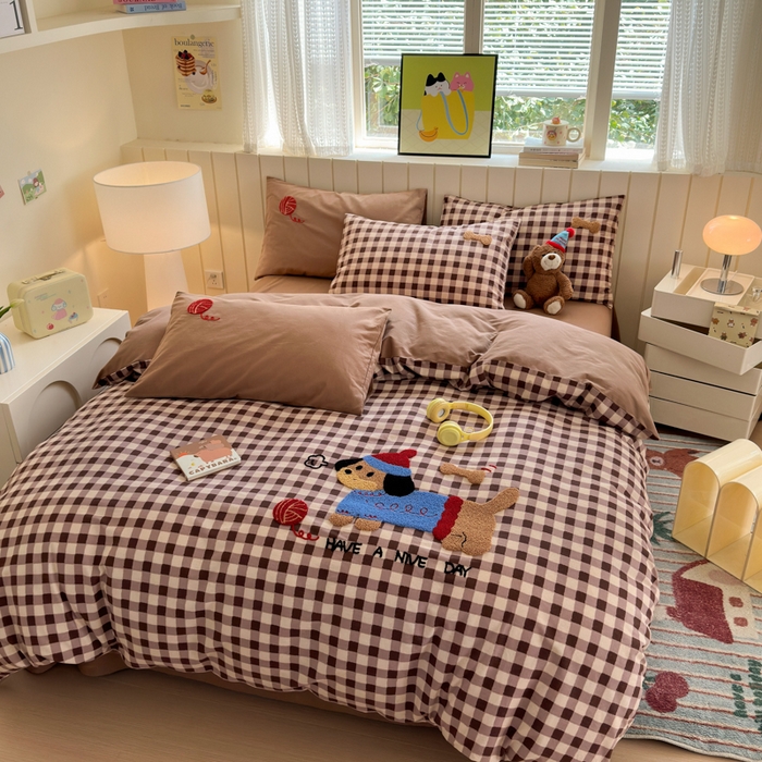 91家纺网 家纺一手货源 找家纺 如意朵 2025新款全棉磨毛卡通毛巾绣四件套（专版花型）-场景二 毛线小狗