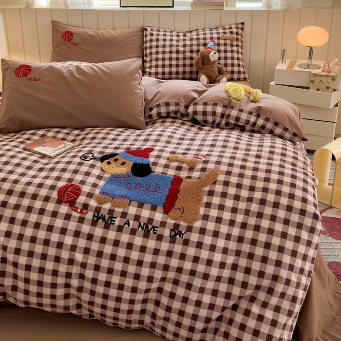 91家纺网 家纺一手货源 找家纺 如意朵 2025新款全棉磨毛卡通毛巾绣四件套（专版花型）-场景二 毛线小狗