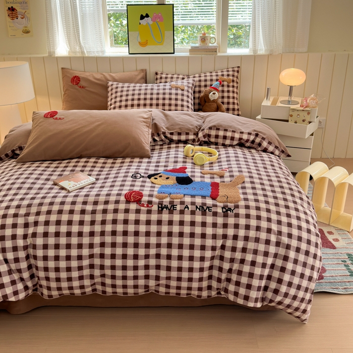 91家纺网 家纺一手货源 找家纺 如意朵 2025新款全棉磨毛卡通毛巾绣四件套（专版花型）-场景二 毛线小狗