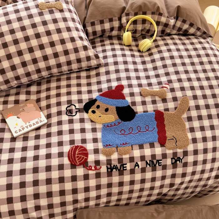 91家纺网 家纺一手货源 找家纺 如意朵 2025新款全棉磨毛卡通毛巾绣四件套（专版花型）-场景二 毛线小狗