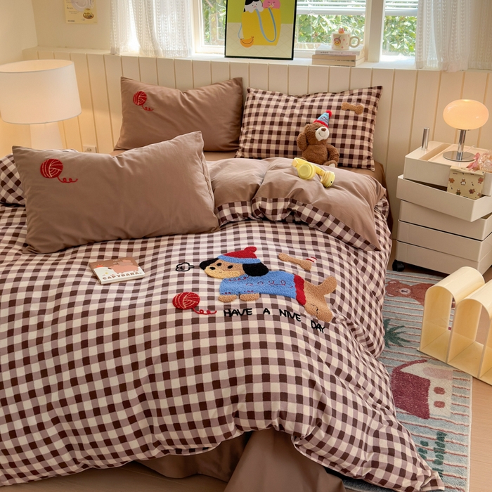 91家纺网 家纺一手货源 找家纺 如意朵 2025新款全棉磨毛卡通毛巾绣四件套（专版花型）-场景二 毛线小狗