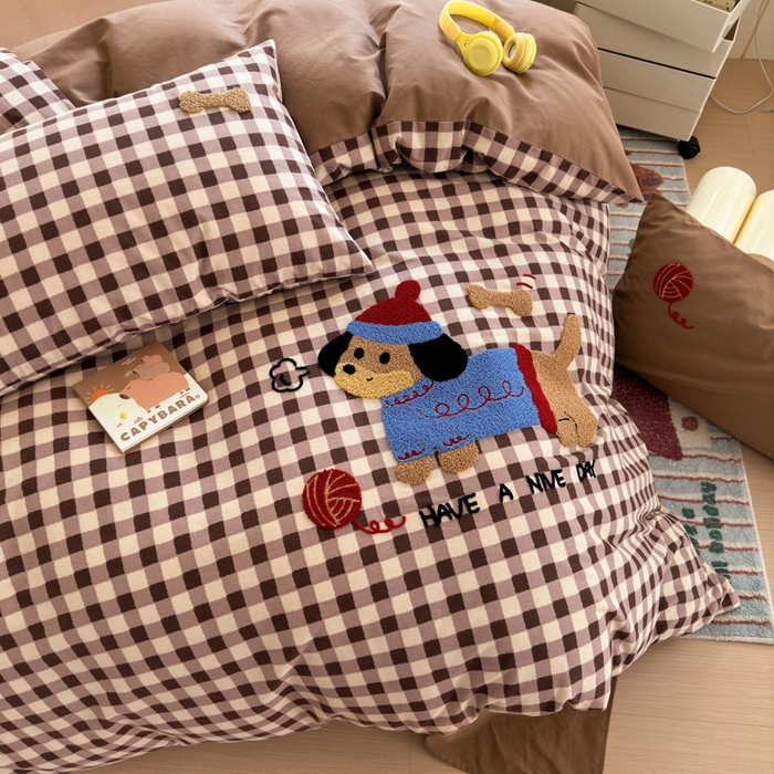 91家纺网 家纺一手货源 找家纺 如意朵 2025新款全棉磨毛卡通毛巾绣四件套（专版花型）-场景二 毛线小狗