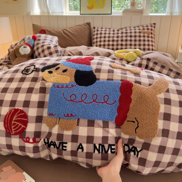 91家纺网 家纺一手货源 找家纺 如意朵 2025新款全棉磨毛卡通毛巾绣四件套（专版花型）-场景二 毛线小狗