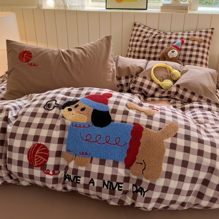 91家纺网 家纺一手货源 找家纺 如意朵 2025新款全棉磨毛卡通毛巾绣四件套（专版花型）-场景二 毛线小狗