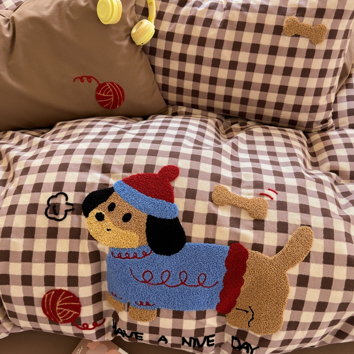 91家纺网 家纺一手货源 找家纺 如意朵 2025新款全棉磨毛卡通毛巾绣四件套（专版花型）-场景二 毛线小狗