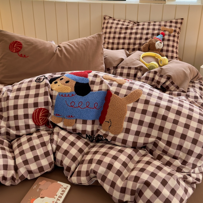 91家纺网 家纺一手货源 找家纺 如意朵 2025新款全棉磨毛卡通毛巾绣四件套（专版花型）-场景二 毛线小狗