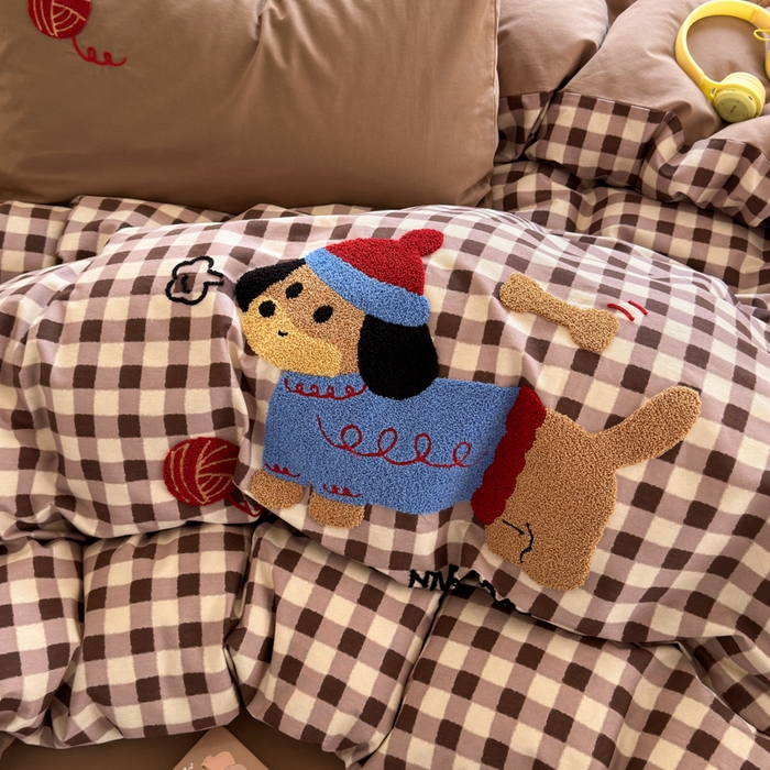 91家纺网 家纺一手货源 找家纺 如意朵 2025新款全棉磨毛卡通毛巾绣四件套（专版花型）-场景二 毛线小狗