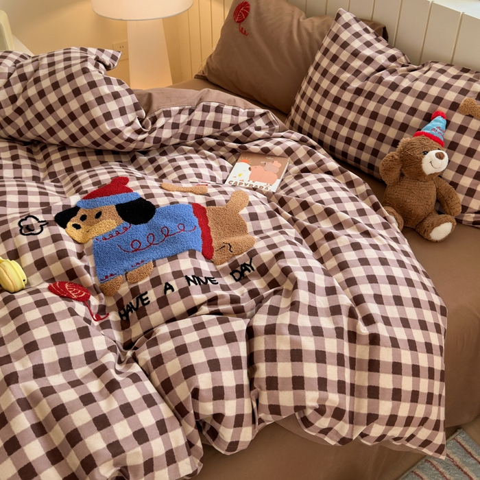 91家纺网 家纺一手货源 找家纺 如意朵 2025新款全棉磨毛卡通毛巾绣四件套（专版花型）-场景二 毛线小狗