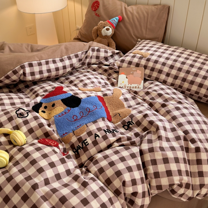 91家纺网 家纺一手货源 找家纺 如意朵 2025新款全棉磨毛卡通毛巾绣四件套（专版花型）-场景二 毛线小狗