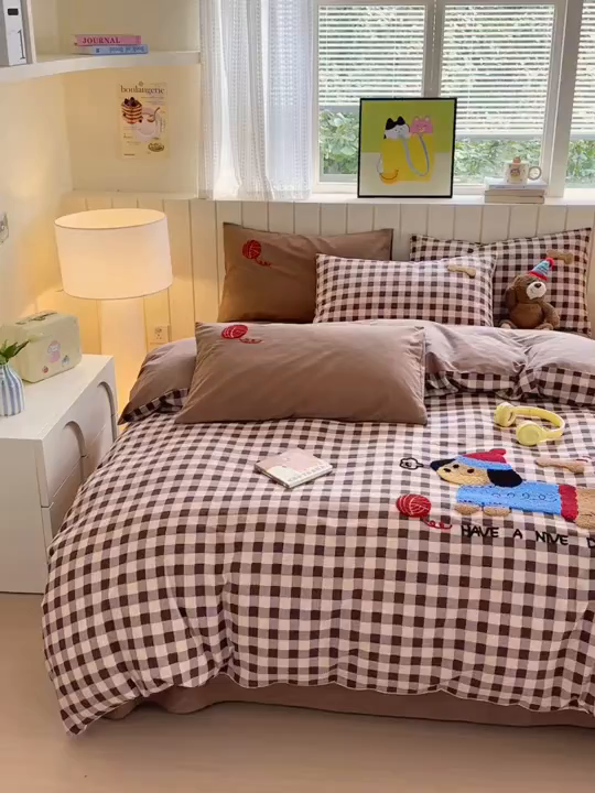 91家纺网 家纺一手货源 找家纺 如意朵 2025新款全棉磨毛卡通毛巾绣四件套（专版花型）-场景二 毛线小狗