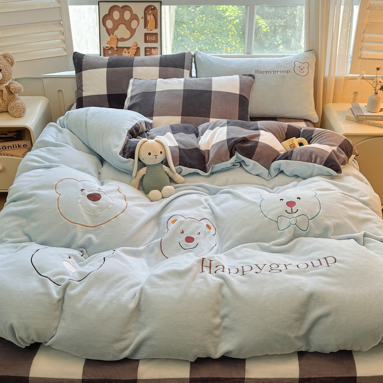 91家纺网 家纺一手货源 找家纺 悦织语 2025秋冬新品200克加厚牛奶绒刺绣无印风格子双拼印绣四件套 格子双拼-笨笨熊蓝