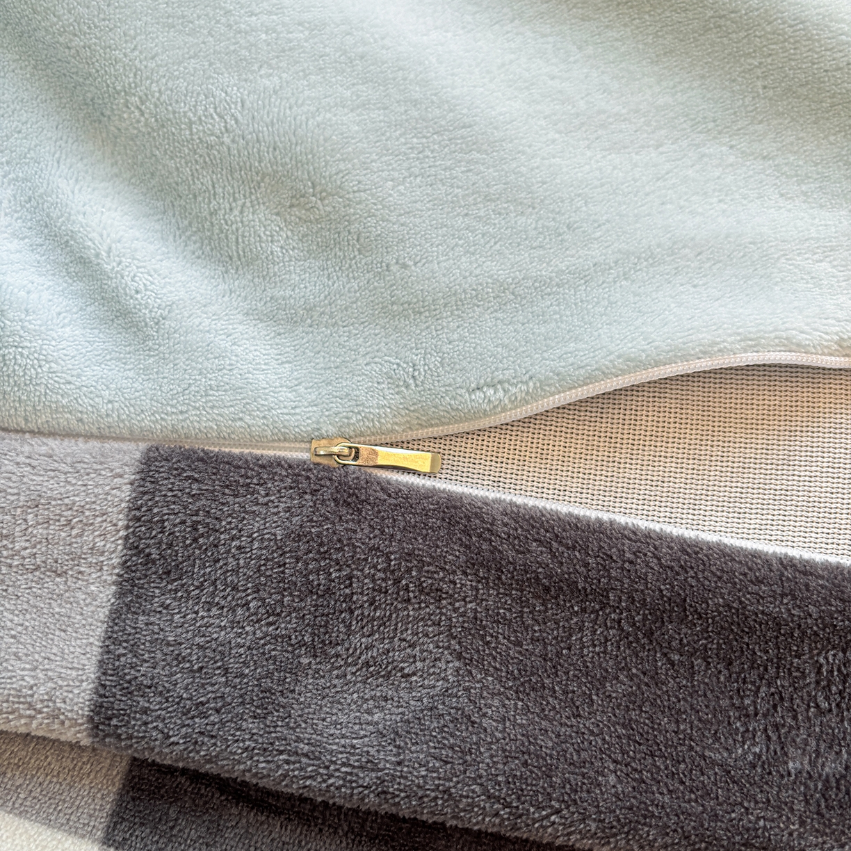 91家纺网 家纺一手货源 找家纺 悦织语 2025秋冬新品200克加厚牛奶绒刺绣无印风格子双拼印绣四件套 格子双拼-笨笨熊蓝