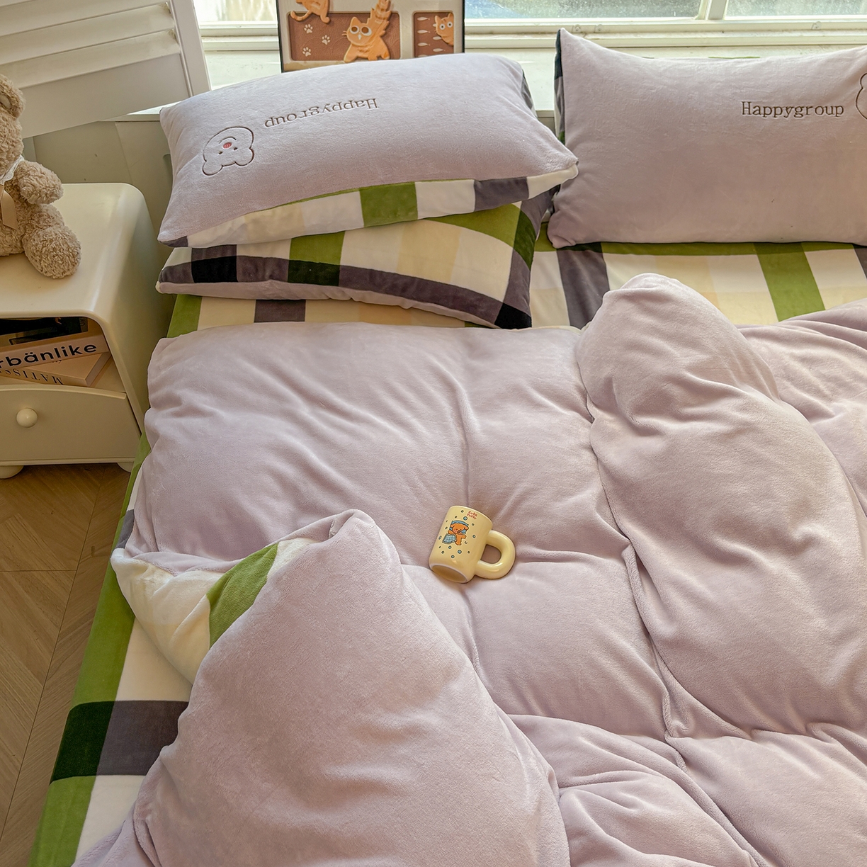 91家纺网 家纺一手货源 找家纺 悦织语 2025秋冬新品200克加厚牛奶绒刺绣无印风格子双拼印绣四件套 格子双拼-笨笨熊紫