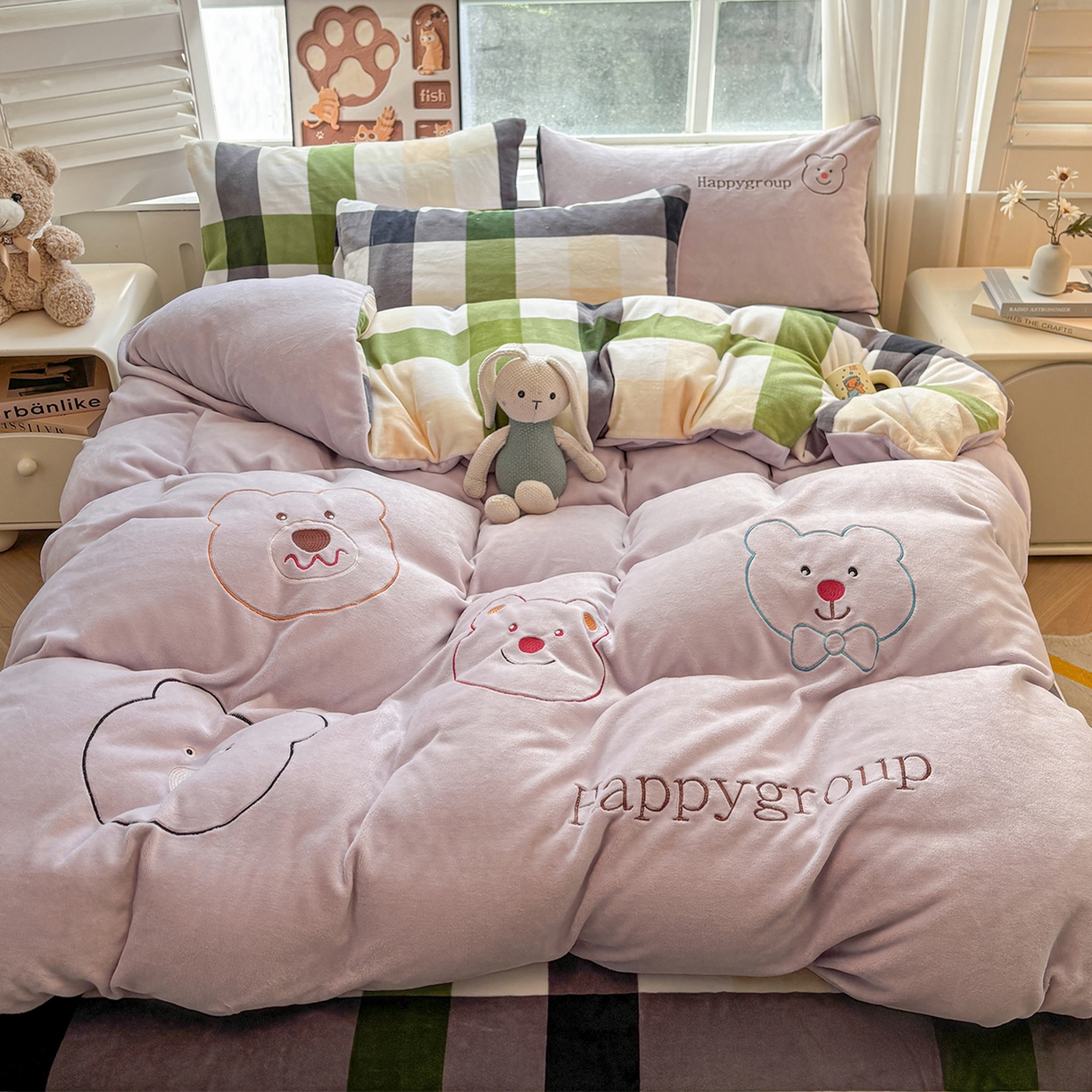 91家纺网 家纺一手货源 找家纺 悦织语 2025秋冬新品200克加厚牛奶绒刺绣无印风格子双拼印绣四件套 格子双拼-笨笨熊紫