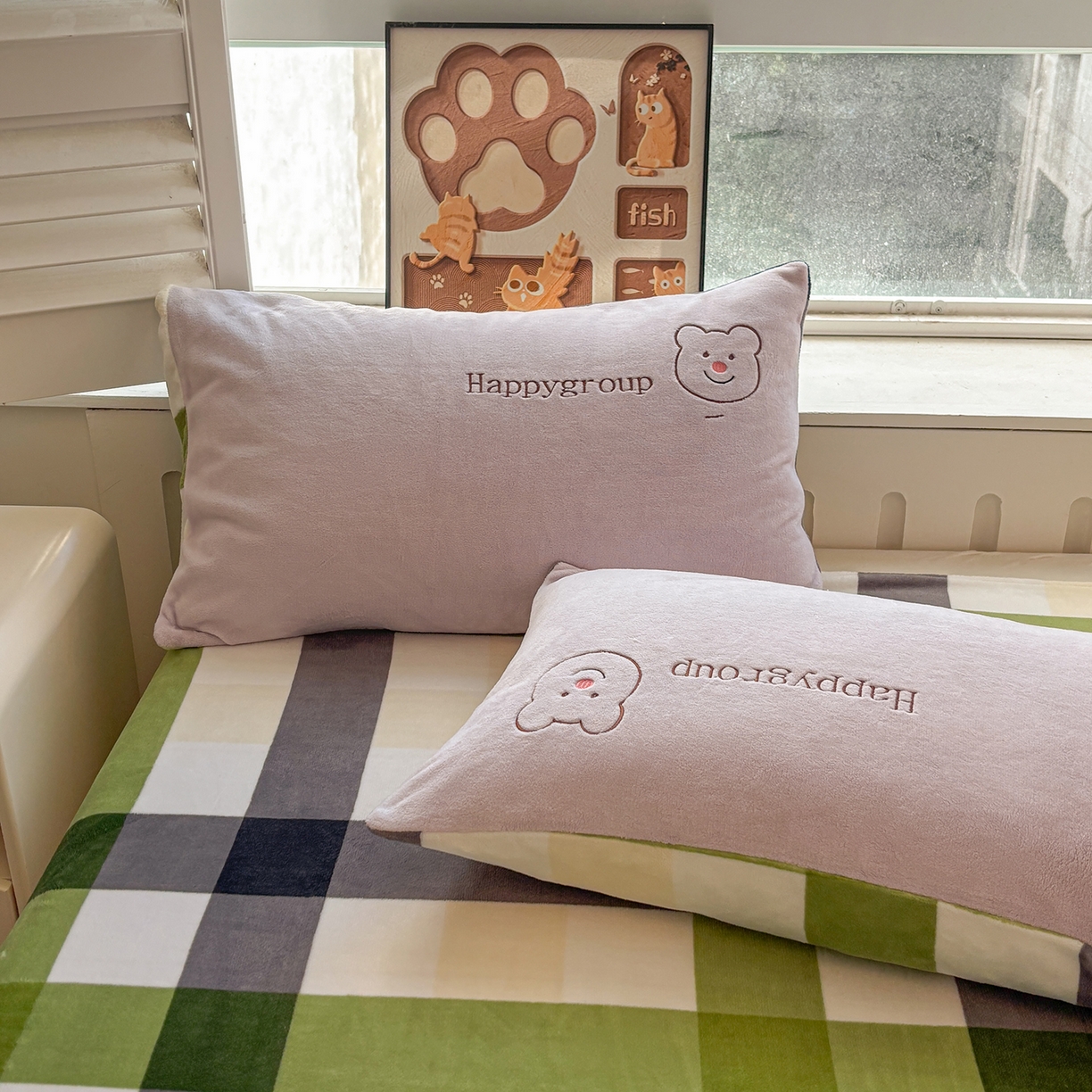 91家纺网 家纺一手货源 找家纺 悦织语 2025秋冬新品200克加厚牛奶绒刺绣无印风格子双拼印绣四件套 格子双拼-笨笨熊紫