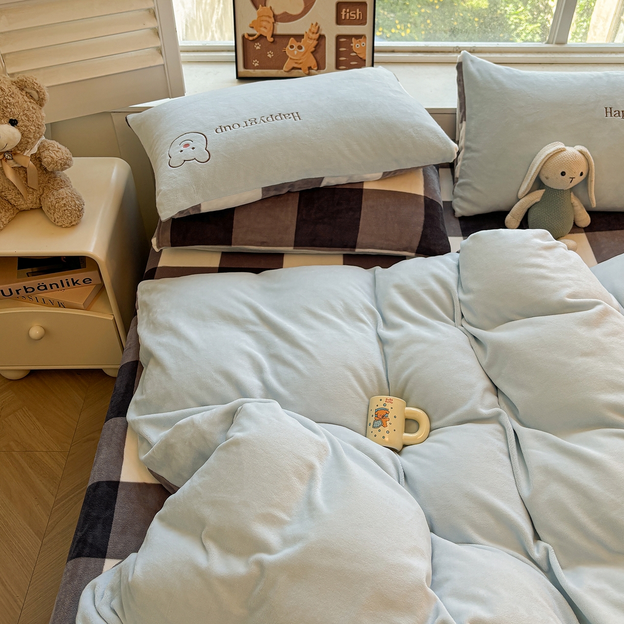 91家纺网 家纺一手货源 找家纺 悦织语 2025秋冬新品200克加厚牛奶绒刺绣无印风格子双拼印绣四件套 格子双拼-笨笨熊蓝