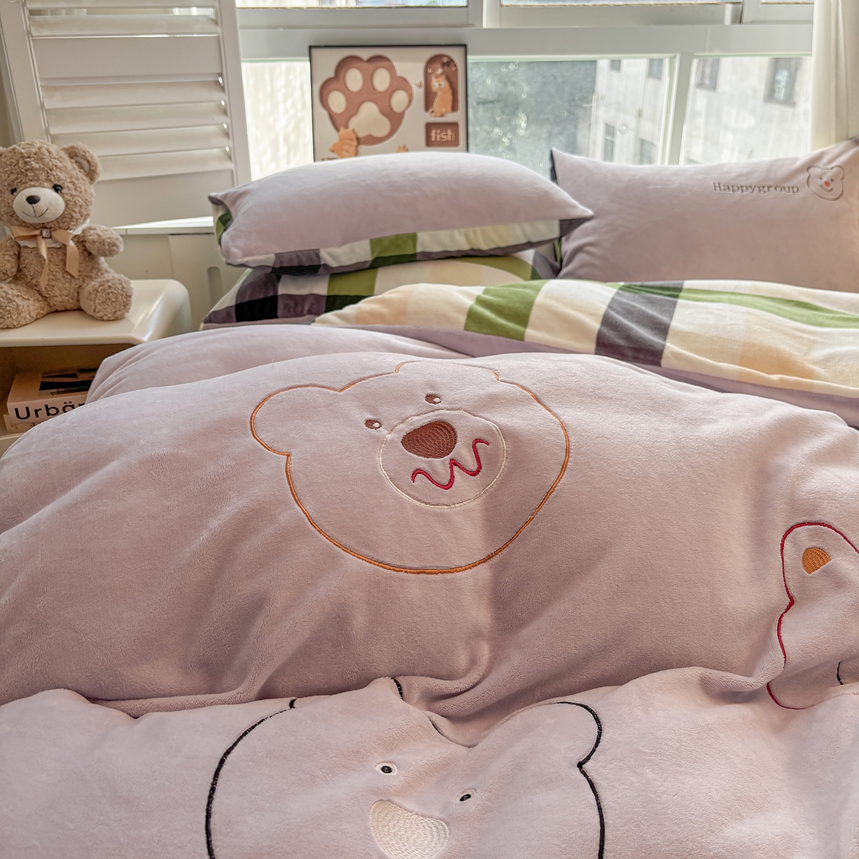 91家纺网 家纺一手货源 找家纺 悦织语 2025秋冬新品200克加厚牛奶绒刺绣无印风格子双拼印绣四件套 格子双拼-笨笨熊紫