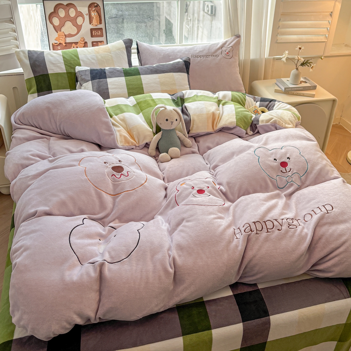 91家纺网 家纺一手货源 找家纺 悦织语 2025秋冬新品200克加厚牛奶绒刺绣无印风格子双拼印绣四件套 格子双拼-笨笨熊紫