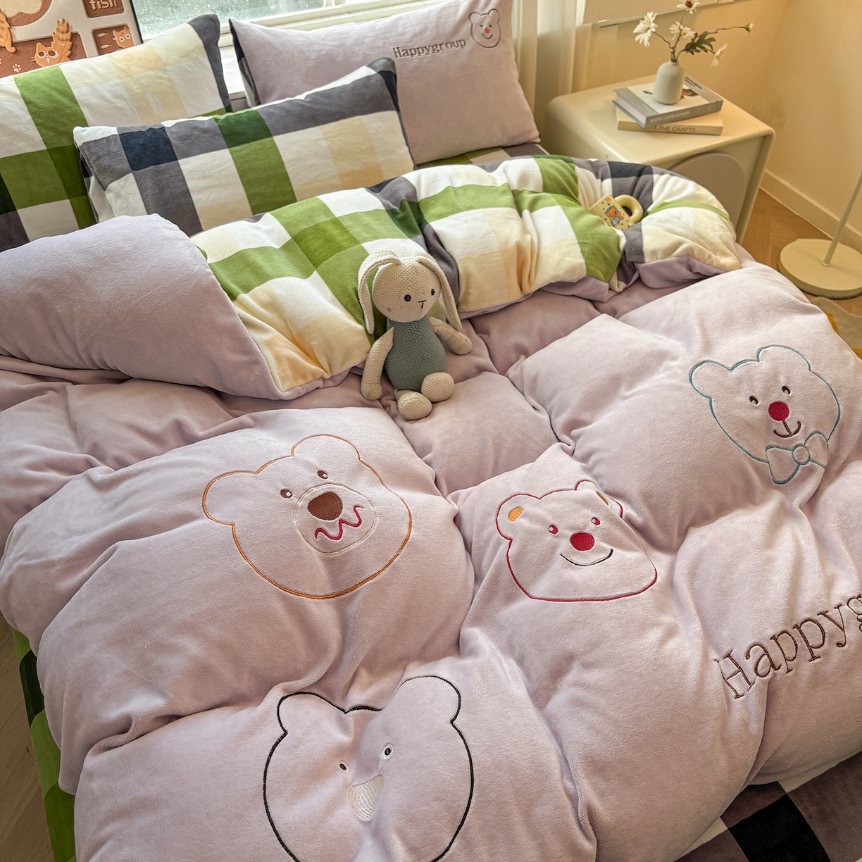 91家纺网 家纺一手货源 找家纺 悦织语 2025秋冬新品200克加厚牛奶绒刺绣无印风格子双拼印绣四件套 格子双拼-笨笨熊紫