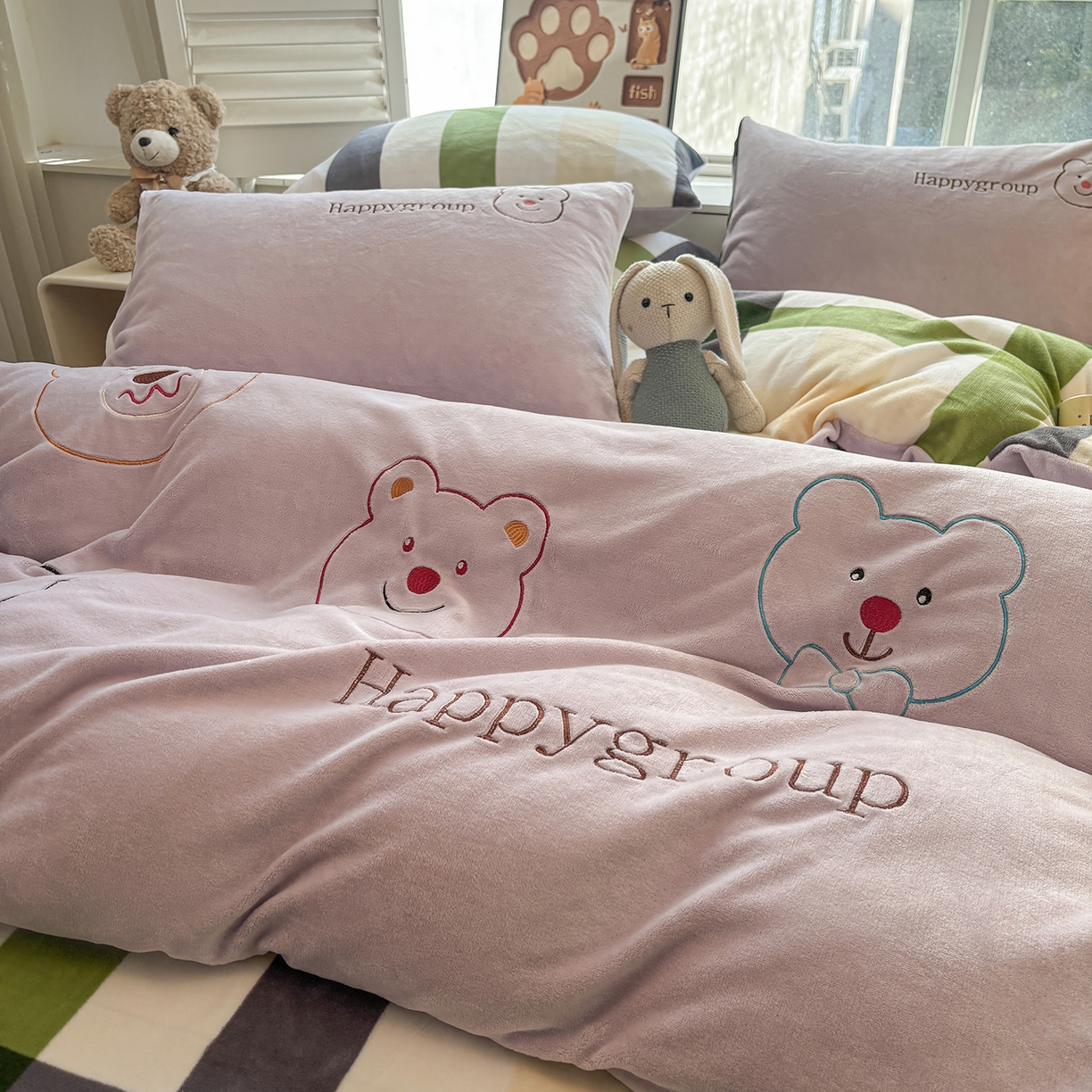 91家纺网 家纺一手货源 找家纺 悦织语 2025秋冬新品200克加厚牛奶绒刺绣无印风格子双拼印绣四件套 格子双拼-笨笨熊紫