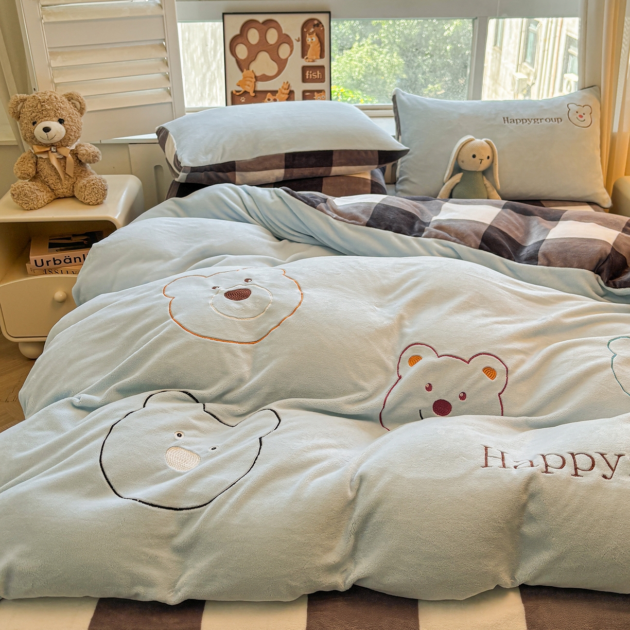 91家纺网 家纺一手货源 找家纺 悦织语 2025秋冬新品200克加厚牛奶绒刺绣无印风格子双拼印绣四件套 格子双拼-笨笨熊蓝