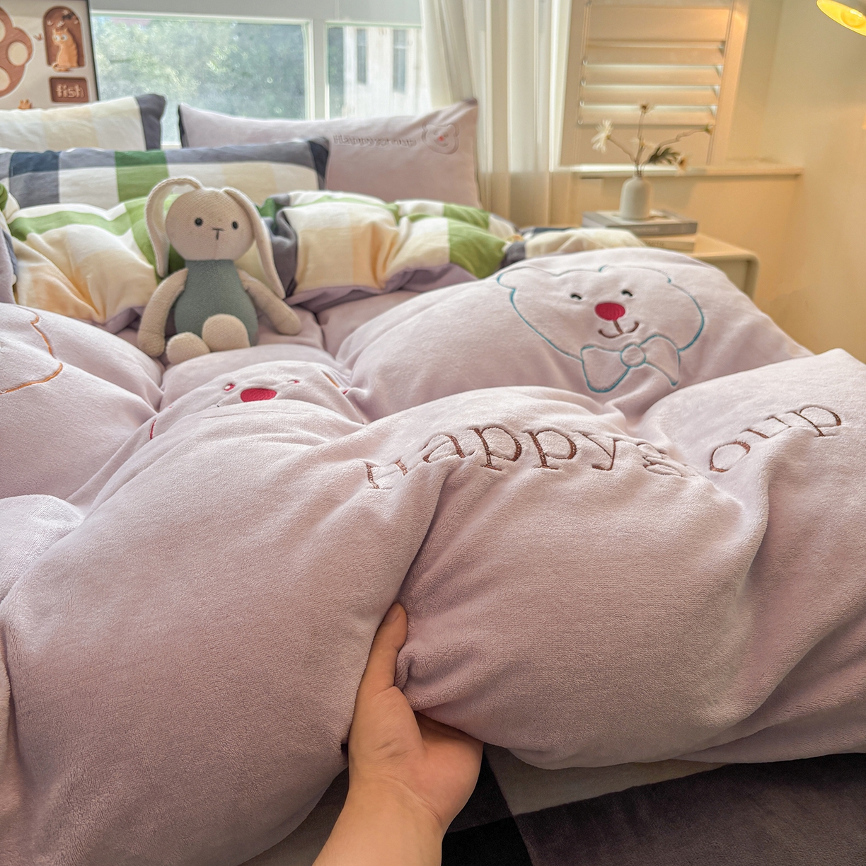 91家纺网 家纺一手货源 找家纺 悦织语 2025秋冬新品200克加厚牛奶绒刺绣无印风格子双拼印绣四件套 格子双拼-笨笨熊紫