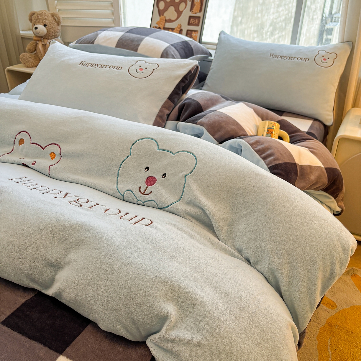 91家纺网 家纺一手货源 找家纺 悦织语 2025秋冬新品200克加厚牛奶绒刺绣无印风格子双拼印绣四件套 格子双拼-笨笨熊蓝