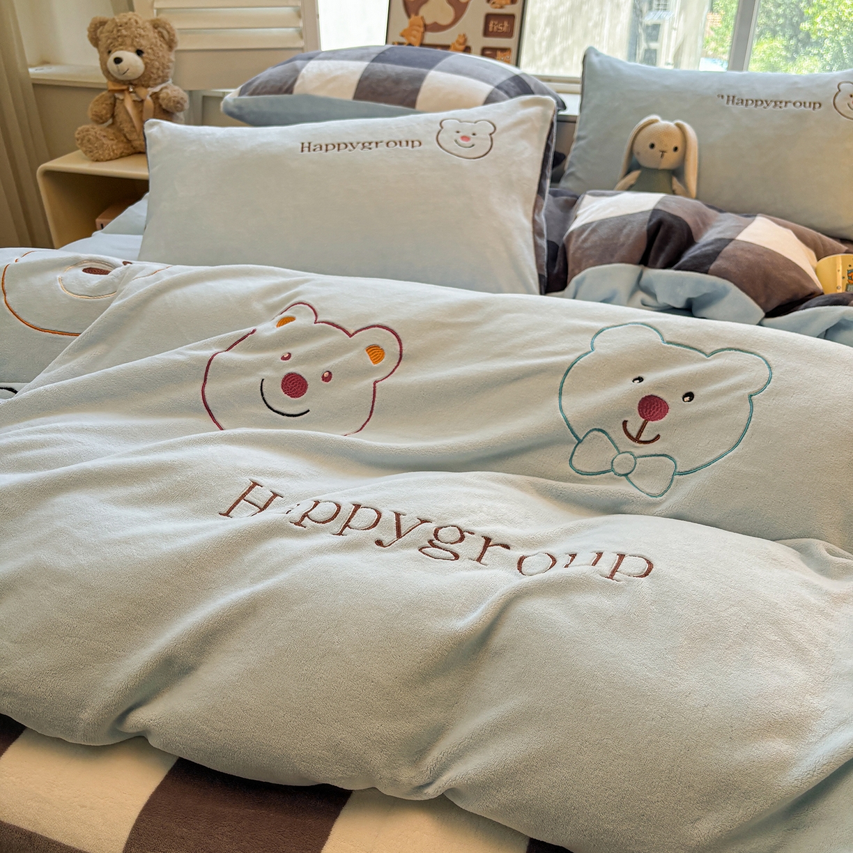 91家纺网 家纺一手货源 找家纺 悦织语 2025秋冬新品200克加厚牛奶绒刺绣无印风格子双拼印绣四件套 格子双拼-笨笨熊蓝