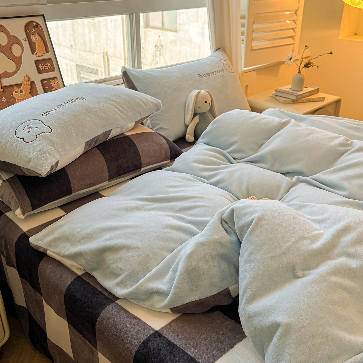 91家纺网 家纺一手货源 找家纺 悦织语 2025秋冬新品200克加厚牛奶绒刺绣无印风格子双拼印绣四件套 格子双拼-笨笨熊蓝