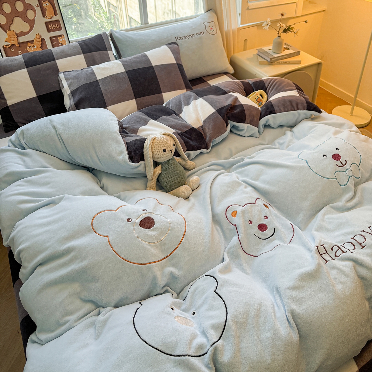 91家纺网 家纺一手货源 找家纺 悦织语 2025秋冬新品200克加厚牛奶绒刺绣无印风格子双拼印绣四件套 格子双拼-笨笨熊蓝