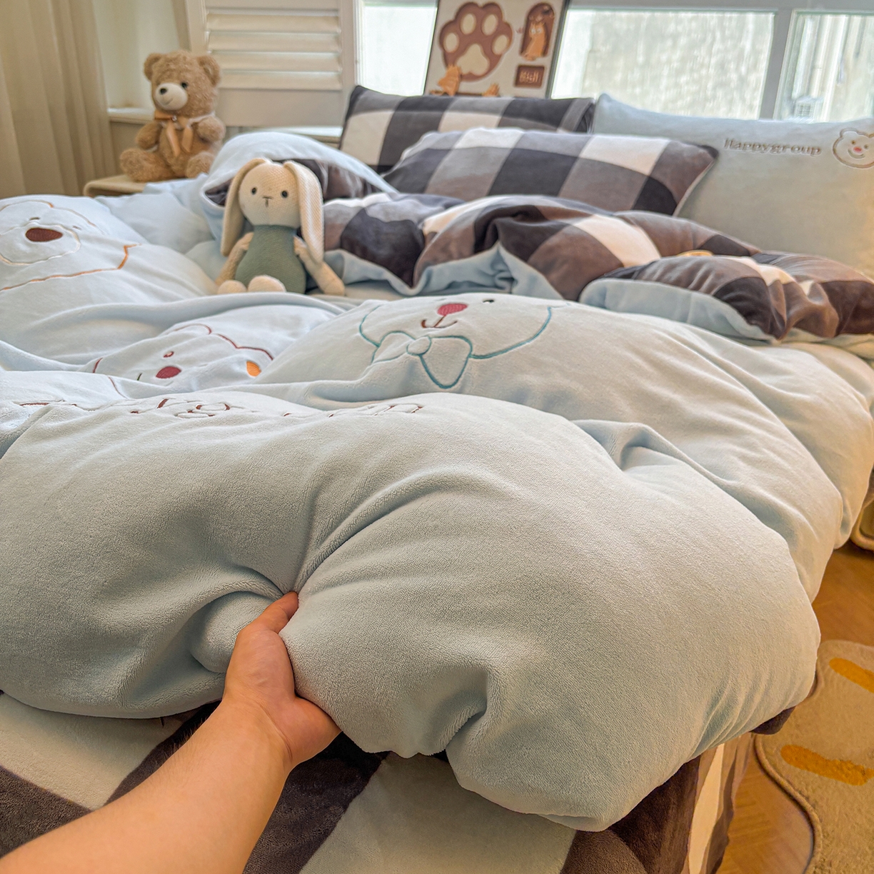 91家纺网 家纺一手货源 找家纺 悦织语 2025秋冬新品200克加厚牛奶绒刺绣无印风格子双拼印绣四件套 格子双拼-笨笨熊蓝