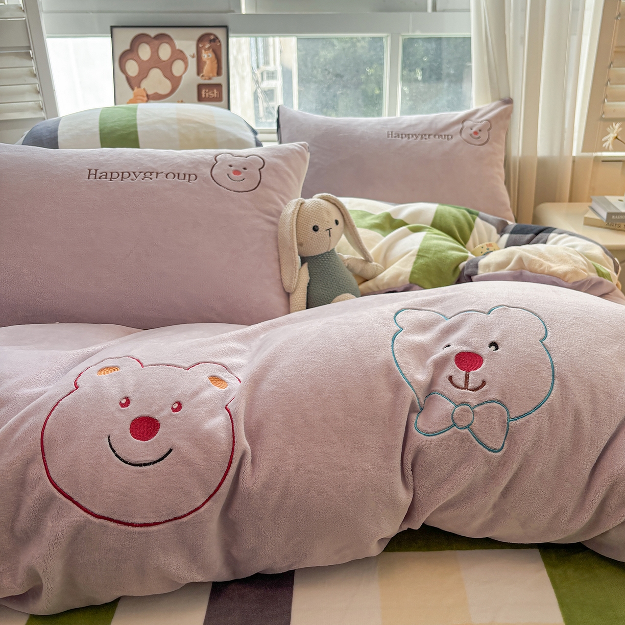 91家纺网 家纺一手货源 找家纺 悦织语 2025秋冬新品200克加厚牛奶绒刺绣无印风格子双拼印绣四件套 格子双拼-笨笨熊紫