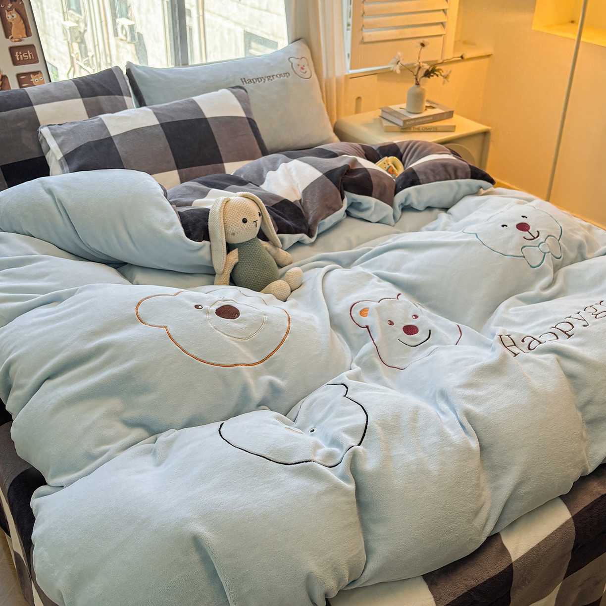 91家纺网 家纺一手货源 找家纺 悦织语 2025秋冬新品200克加厚牛奶绒刺绣无印风格子双拼印绣四件套 格子双拼-笨笨熊蓝