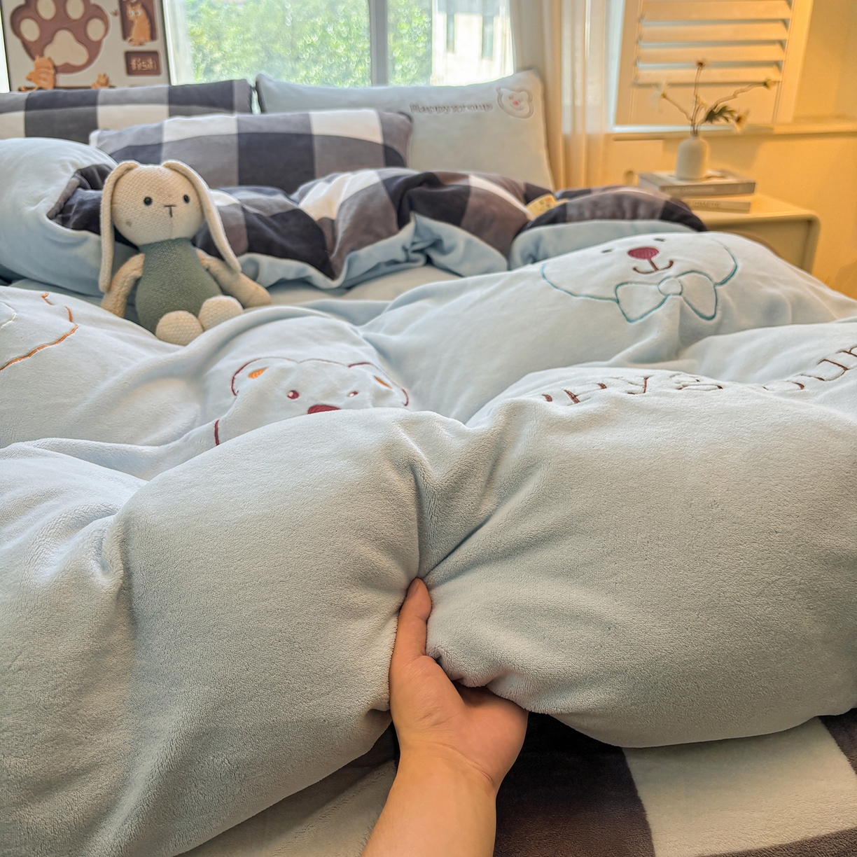 91家纺网 家纺一手货源 找家纺 悦织语 2025秋冬新品200克加厚牛奶绒刺绣无印风格子双拼印绣四件套 格子双拼-笨笨熊蓝