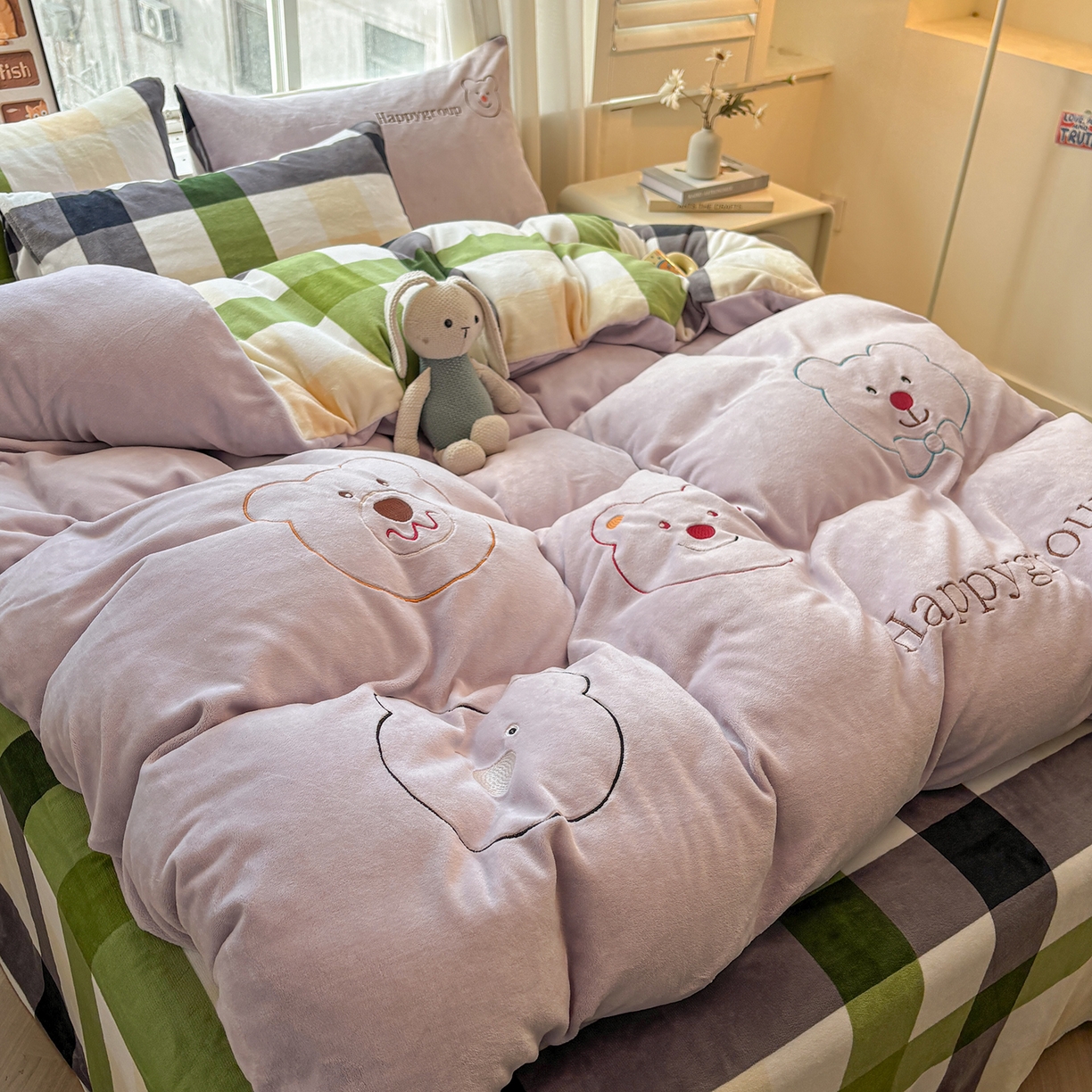 91家纺网 家纺一手货源 找家纺 悦织语 2025秋冬新品200克加厚牛奶绒刺绣无印风格子双拼印绣四件套 格子双拼-笨笨熊紫