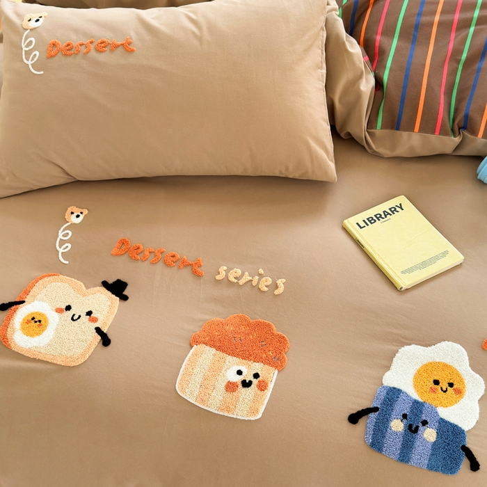 91家纺网 家纺一手货源 找家纺 如意朵 2025新款全棉磨毛卡通毛巾绣四件套（专版花型）-场景二 美味吐司