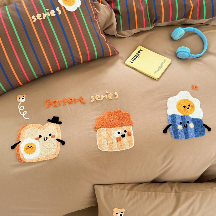 91家纺网 家纺一手货源 找家纺 如意朵 2025新款全棉磨毛卡通毛巾绣四件套（专版花型）-场景二 美味吐司