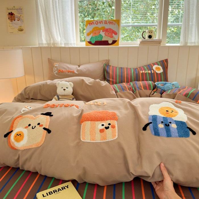 91家纺网 家纺一手货源 找家纺 如意朵 2025新款全棉磨毛卡通毛巾绣四件套（专版花型）-场景二 美味吐司