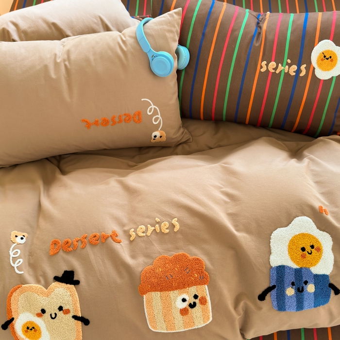 91家纺网 家纺一手货源 找家纺 如意朵 2025新款全棉磨毛卡通毛巾绣四件套（专版花型）-场景二 美味吐司