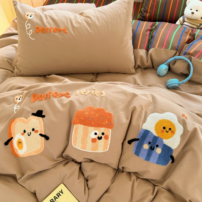 91家纺网 家纺一手货源 找家纺 如意朵 2025新款全棉磨毛卡通毛巾绣四件套（专版花型）-场景二 美味吐司