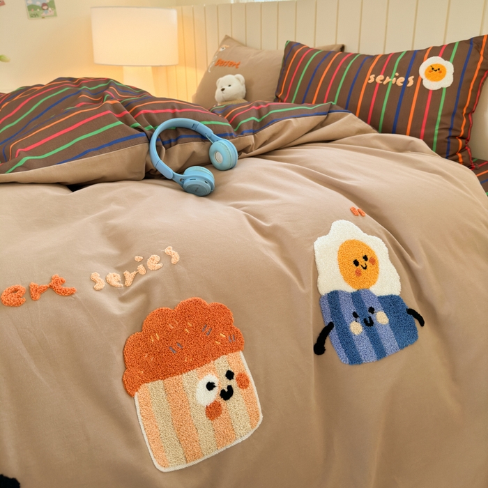 91家纺网 家纺一手货源 找家纺 如意朵 2025新款全棉磨毛卡通毛巾绣四件套（专版花型）-场景二 美味吐司