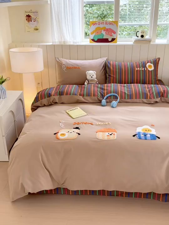 91家纺网 家纺一手货源 找家纺 如意朵 2025新款全棉磨毛卡通毛巾绣四件套（专版花型）-场景二 美味吐司