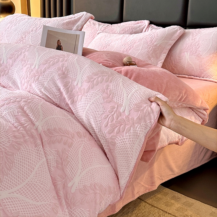 91家纺网 家纺一手货源 找家纺 家贝爱 2025新款230克烂花雕花牛奶绒四件套 芳草粉