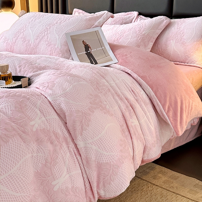 91家纺网 家纺一手货源 找家纺 家贝爱 2025新款230克烂花雕花牛奶绒四件套 芳草粉