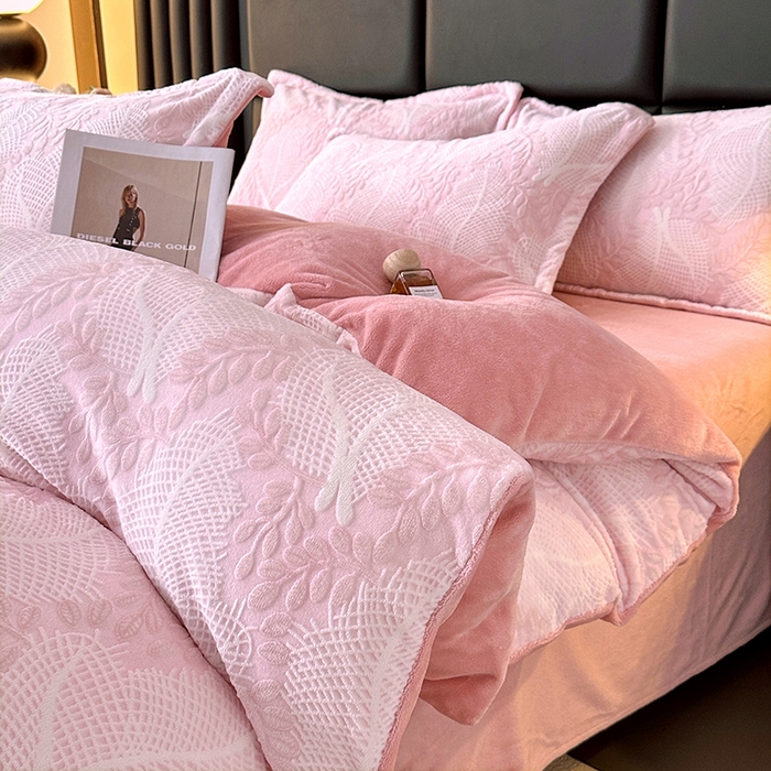 91家纺网 家纺一手货源 找家纺 家贝爱 2025新款230克烂花雕花牛奶绒四件套 芳草粉