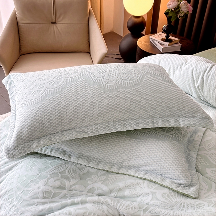 91家纺网 家纺一手货源 找家纺 家贝爱 2025新款230克烂花雕花牛奶绒四件套 爱在秋冬