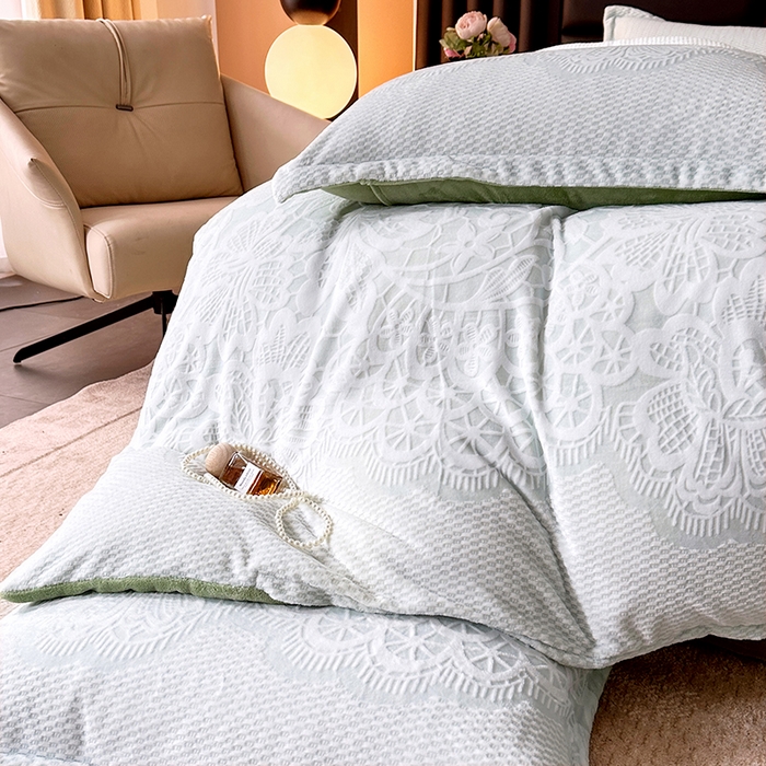 91家纺网 家纺一手货源 找家纺 家贝爱 2025新款230克烂花雕花牛奶绒四件套 爱在秋冬