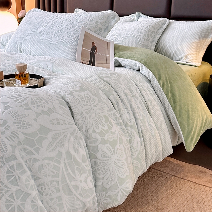 91家纺网 家纺一手货源 找家纺 家贝爱 2025新款230克烂花雕花牛奶绒四件套 爱在秋冬