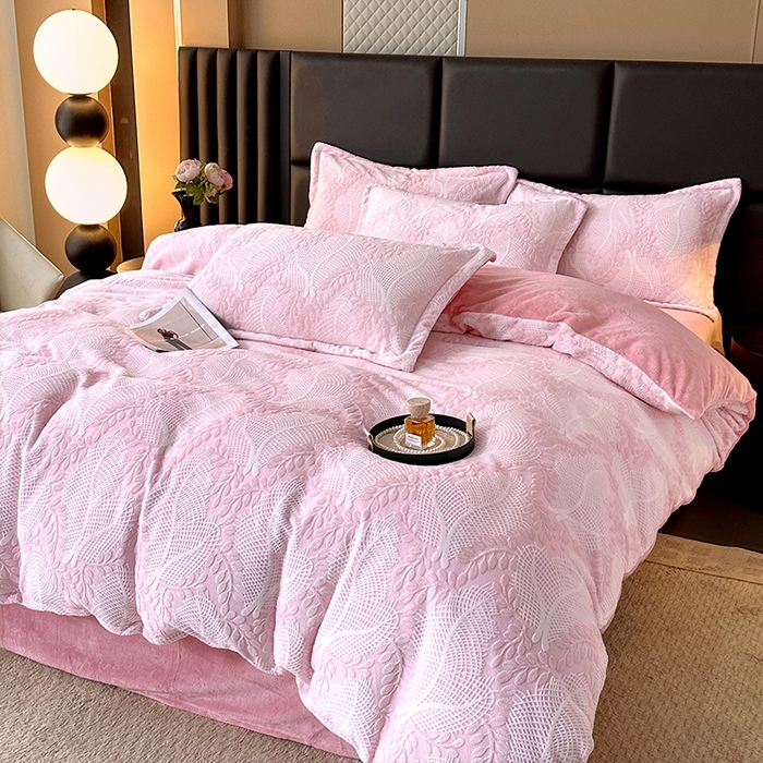 91家纺网 家纺一手货源 找家纺 家贝爱 2025新款230克烂花雕花牛奶绒四件套 芳草粉